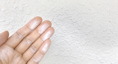 触ると白い粉がつく時（チョーキング現象）